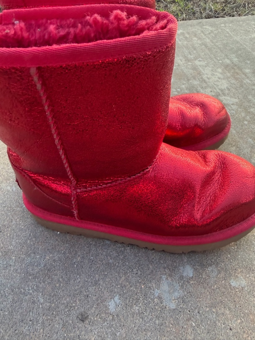 NEW UGG Girls Classic II Cozy Sheepskin Lined Pull-On Metallic Red Boots Sz 4 - Picture 5 of 11